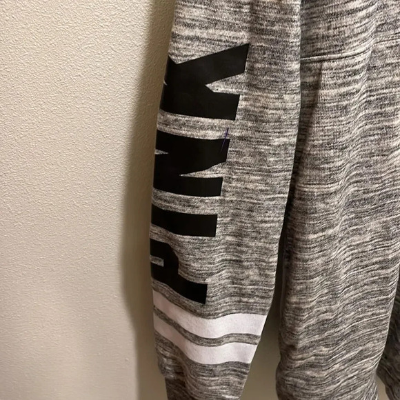 Pink woman’s grey and white pullover sweatshirt with two front side pockets - Picture 3 of 10